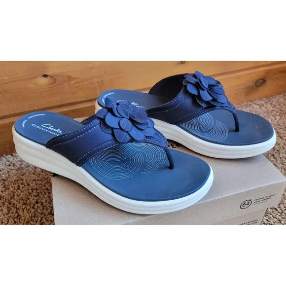 Clarks Cloudsteppers Sandals - Picture 2 of 11